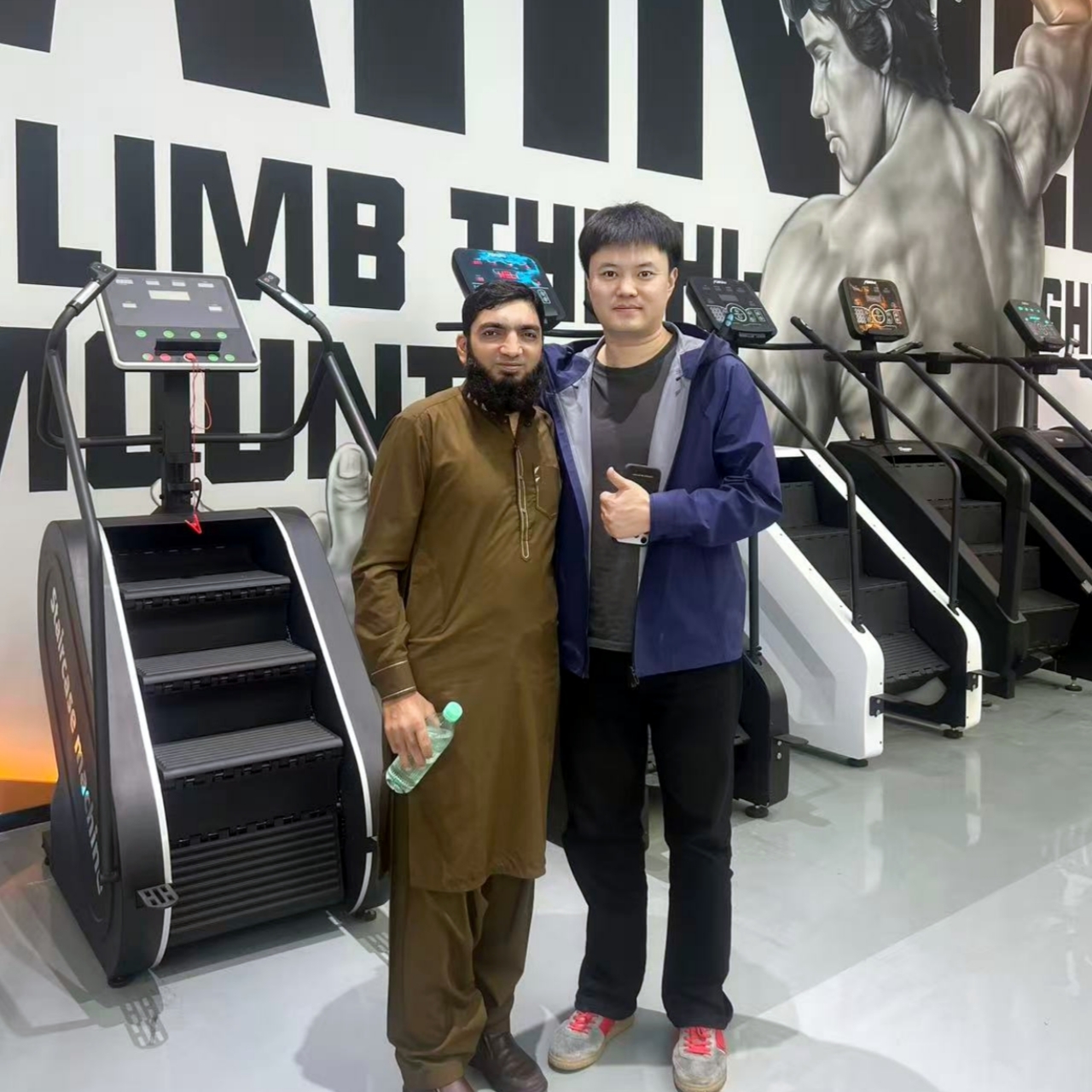 yingruis Fitness Equipment Technology Co., Ltd. je uspešno zaključil naročilo 30 ukrivljenih tekalnih stez za pakistanske stranke